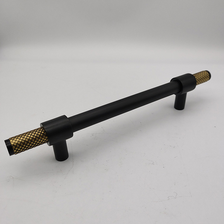 Manijas moleteadas negras para gabinete en barra en T de latón pulido