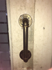 Puerta de granero rústica, metal de bronce negro, hierro fundido, tiradores antiguos, exterior frontal, interior, conjunto de tubos industriales retro, manijas de puerta